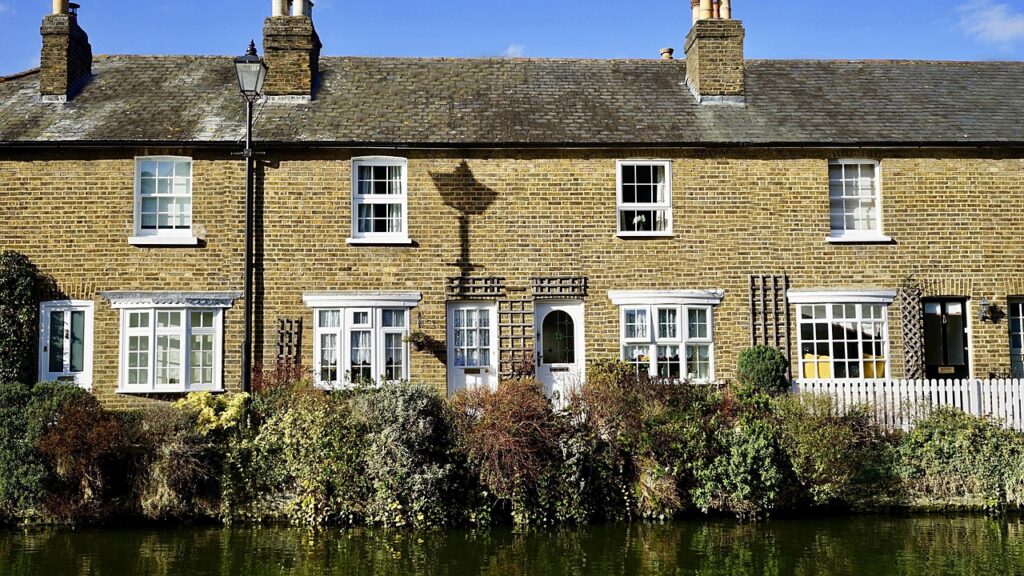 Holiday Lets in Lymington Rules, ROI & The Best Streets for Year‑Round Bookings