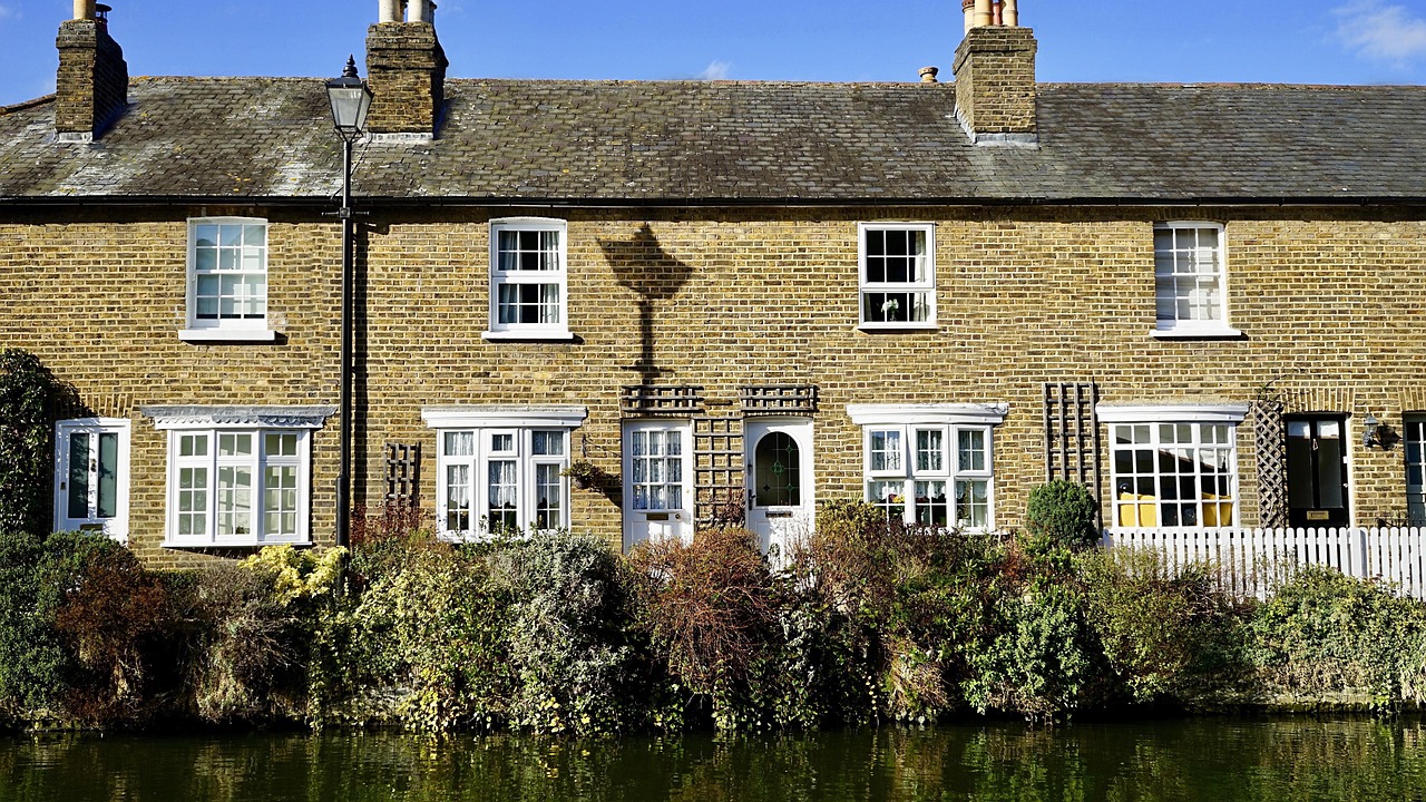 Holiday Lets in Lymington Rules, ROI & The Best Streets for Year‑Round Bookings